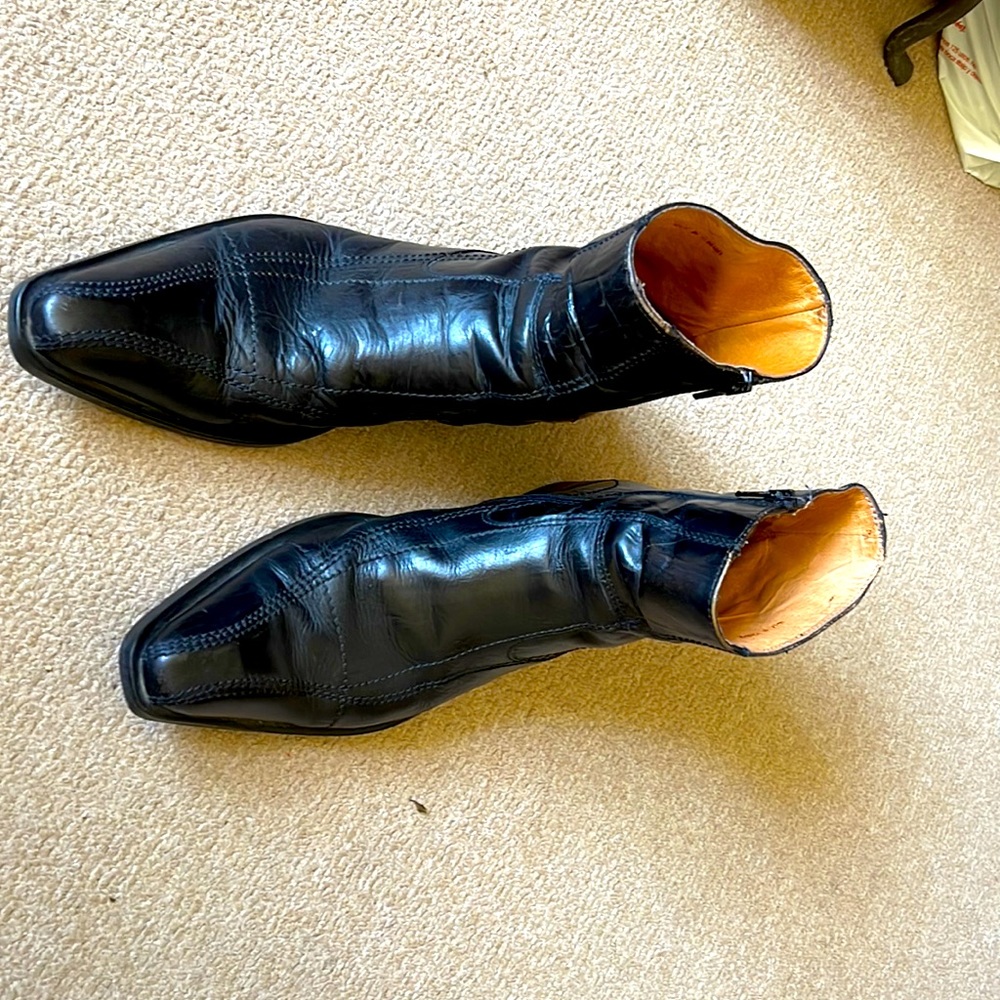 Leather Black boots contemporary design semi-square point. Perfect condition